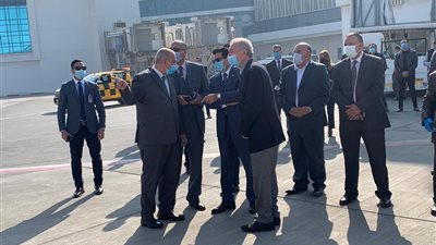 وزير الرياضة ورئيس الاتحاد الدولى لكرة اليد يستقبلان منتخب اليابان في مطار القاهرة (فيديو)