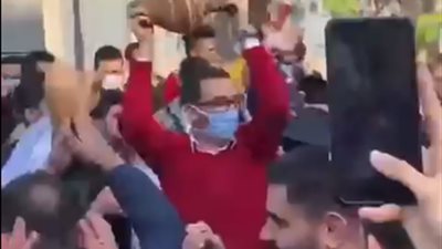 طلاب طب عين شمس يحتفلون بتخرجهم دون اتباع الإجراءات الاحترازية ويكسرون 