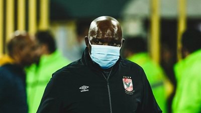 موسيماني يعقد محاضرة فنية مع لاعبي الأهلي استعدادًا لبطل النيجر