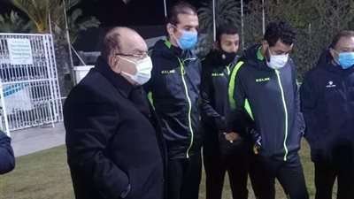 المشرف العام على الكرة بالمقاولون يجتمع بالفريق قبل أول مران في تونس (صور)