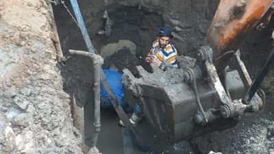 بعد قطع المياه لساعات.. إصلاح كسر مفاجئ بمطابق الصرف الصحي ببنها (صور) 