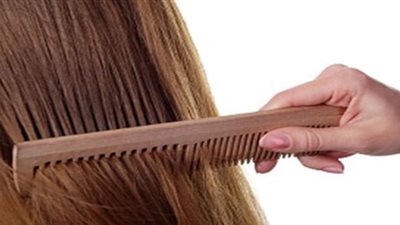 ينصح به الأطباء وخبراء التجميل.. فوائد تصفيف الشعر بالمشط الخشب 