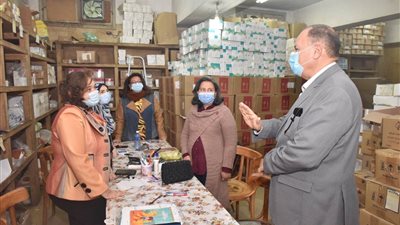 محافظ أسيوط يتفقد مخزن الأدوية الرئيسي للتأكد من توافر المستلزمات الطبية اللازمة (صور)