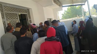 رغم التحذيرات.. زحام أمام هندسة كهرباء شرق بقنا وشكاوى من سوء المعاملة (صورة)