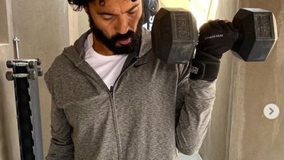 خالد النبوي يستعرض لياقته البدنية بصور من الجيم: 