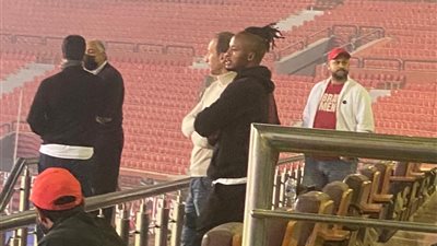 والتر بواليا يؤازر لاعبي الأهلي أمام بطل النيجر  (صور)