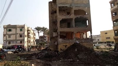 إزالة عقار سكني من 5 طوابق لخطورته بدمياط (صورة)