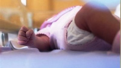 أب يلقى رضيعته من أعلى سرير فى الدقهلية إثر خلافات مع زوجته