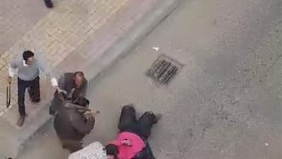 بلطجية يعتدون على مواطن بالسلاح الأبيض بشارع ونجت بالإسكندرية.. والشرطة تتدخل (صور)