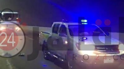 بالصور.. رجال الأمن يساعدون سيارة أسطوانات أكسجين في الوصول للمستشفيات بعد تعثرها بدمياط