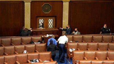 شاهد.. مواجهة بالأسلحة بين الشرطة والمتظاهرين في الكونجرس