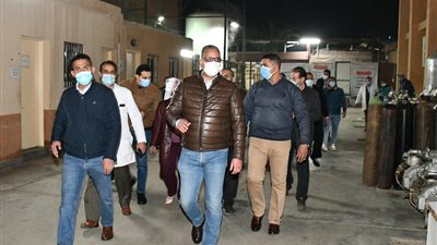 زيارة مفاجئة ليلًا.. محافظ الفيوم يتفقد مستشفى العزل لمتابعة استهلاك نسب الأكسجين (صور)