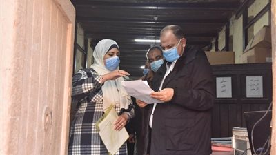 محافظ أسيوط يتفقد مخزن المستلزمات الطبية لتأمين مخزون استراتيجى لمستشفيات العزل (صور)