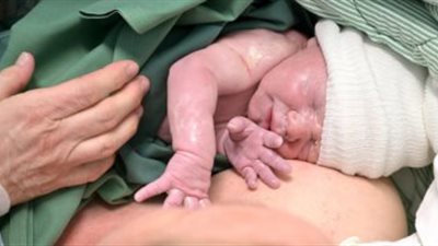 العثور على رضيع بجوار موقف عزبة البوصة في قنا