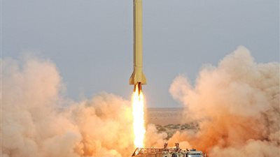 إيران تكشف قاعدة صاروخية على شاطئ الخليج.. وأمريكا توجه رسالة ردع