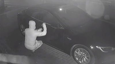 حدثت ليلاً.. لحظة سرقة سيارة أمام مقر السفارة الإسرائيلية السابق (فيديو)