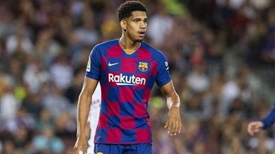 إصابة أراخو في إحماء برشلونة قبل مباراة غرناطة ودخول أومتيتي بدلا منه