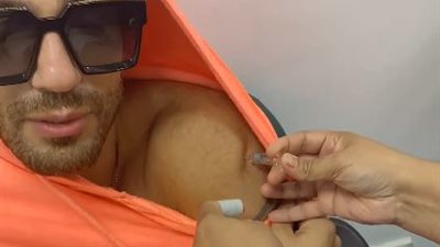 شادي شامل شبيه عبد الحليم حافظ يتلقى لقاح كورونا بالإمارات (فيديو)