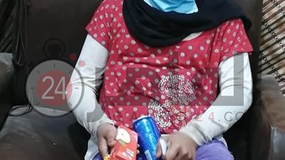 ضباط قسم شرطة حدائق القبة يقدمون حلوى وأطعمة لطفلة مفقودة لحين وصول أهلها (صور)