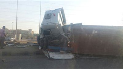 بسبب الشبورة.. انقلاب سيارة نقل أعلي الدائرى اتجاه أكتوبر