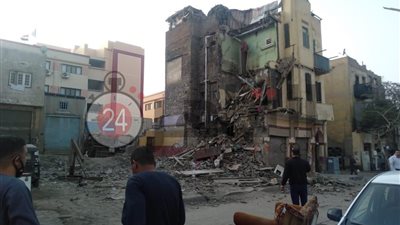 إصابة شخص في انهيار طابق بعقار متهالك بالقاهرة (صور)