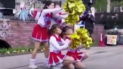 مشجعات يابانيات يقدمن استعراضات لركاب القطارات لتخفيف أجواء كورونا (فيديو)