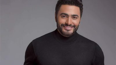 اعتاد تلبية طلبات جمهوره.. تامر حسني يوافق على حضور حفل زفاف إحدى متابعاته