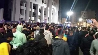 شقيق رئيس الإسماعيلي يحاول إنهاء أزمة جماهير الفريق المحتجزين