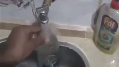 شكاوى من عدم صلاحية مياه الشرب بالمحمودية للاستهلاك الآدمي (فيديو)