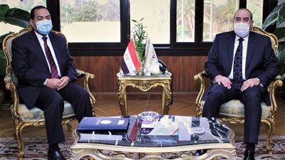 وزير الطيران المدني يلتقي رئيس جهاز التنظيم والإدارة