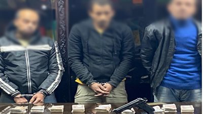 أمن الجيزة يضبط المتهمين بسرقة مواطن وإكراهه على توقيع إيصالات أمانة