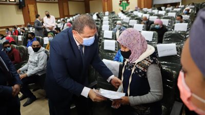 وزير القوى العاملة يسلم 53 عقد عمل لأصحاب الهمم لدمجهم في المجتمع والاستفادة من قدراتهم (صور)