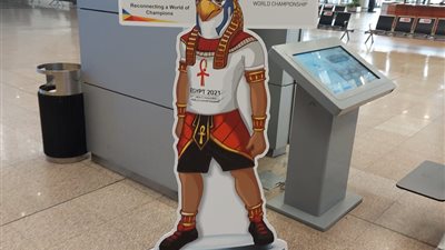 مصر للطيران تزين صالات مطار القاهرة بتميمة كأس العالم لكرة اليد (صور)