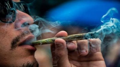يناير هو الأنسب للإقلاع عن تدخين الماريجوانا.. ومدمنو الخمر عليهم انتظار فرصة الصيف