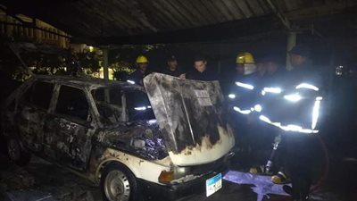 اشتعال النيران بسيارتين داخل جامعة أسيوط (صور)