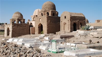 اقترب الأجل.. مسن بقنا يطالب عضو مجلس شيوخ بتوفير قبر قبل وفاته