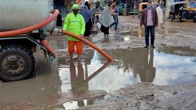 أمطار غزيرة بمدن البحيرة والدفع بمعدات المحليات لكسح المياه (صور)