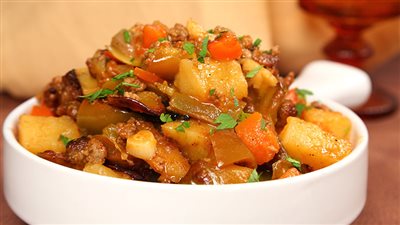 من المطبخ اليوناني.. طريقة عمل طاجن اللحم والخضار