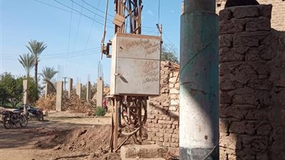 حفاظًا على سلامة المواطنين.. استبدال الأسلاك بكابلات أرضية في أسيوط (صور)