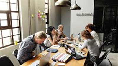 مجلد مجاملات.. أحدث الطرق لتخفيف ضغوطات العمل