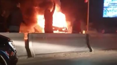 اشتعال النيران فى سيارة على المحور اتجاه أكتوبر (صور)