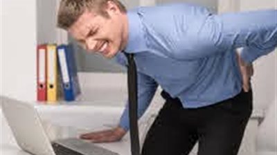 لماذا نشعر بألم أسفل الظهر عند الجلوس لفترات طويلة؟