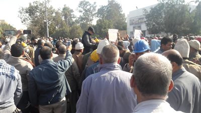 عمال شركة الحديد والصلب يبدأون وقفة احتجاجية ضد قرار تصفيتها