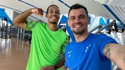 فان دايك يزف خبرًا سارًا لجماهير ليفربول من دبي (فيديو)