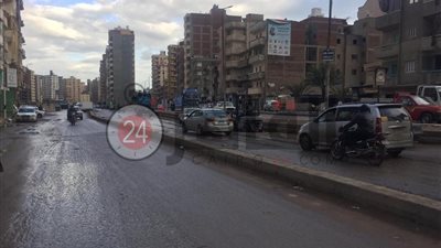 أمطار غزيرة على المدن الشمالية بالبحيرة..وانتشار فرق وأطقم مجابهة الأزمات لكسح المياه (صور)