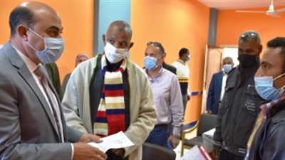 تنفيذًا لتوجيهات الرئيس.. محافظ أسوان يتفقد لجان تعويضات النوبيين (صور)