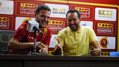 طارق أبو العينين يؤازر لاعبي سيراميكا كليوباترا قبل مواجهة طلائع الجيش