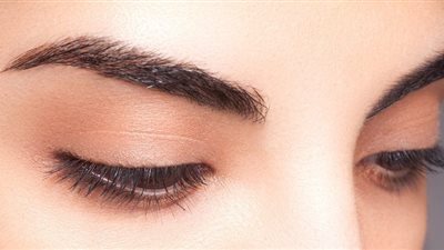 استخدمي زيت جوز الهند للحصول على حواجب سميكة