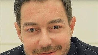 أحمد زاهر يدعم ابنته ملك فى 