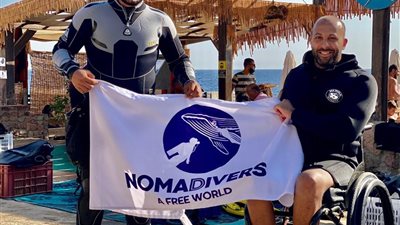 تخطى العقبات ووصل إلى حلمه.. عمرو السوهاجي أول مصاب بشلل رباعي يحصل على رخصة غوص عالمية